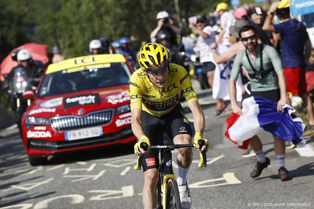 Tourpeloton laat bergen achter zich