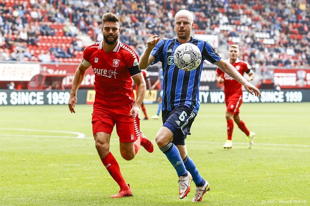 Fans FC Twente sluiten Pröpper in armen