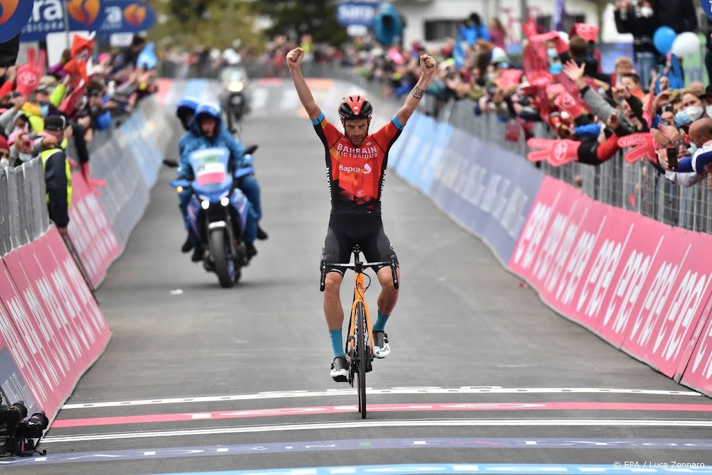 Wielrenner Caruso wint bergetappe in Vuelta, Roglic blijft leider