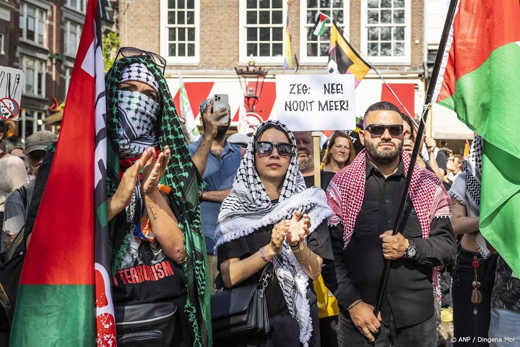 Paar honderd mensen demonstreren tegen PVV-kabinet