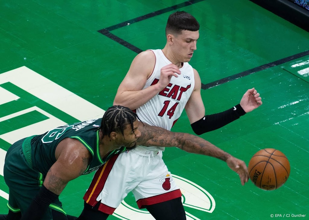 Basketballers Miami Heat winnen ruim van kampioen Milwaukee Bucks
