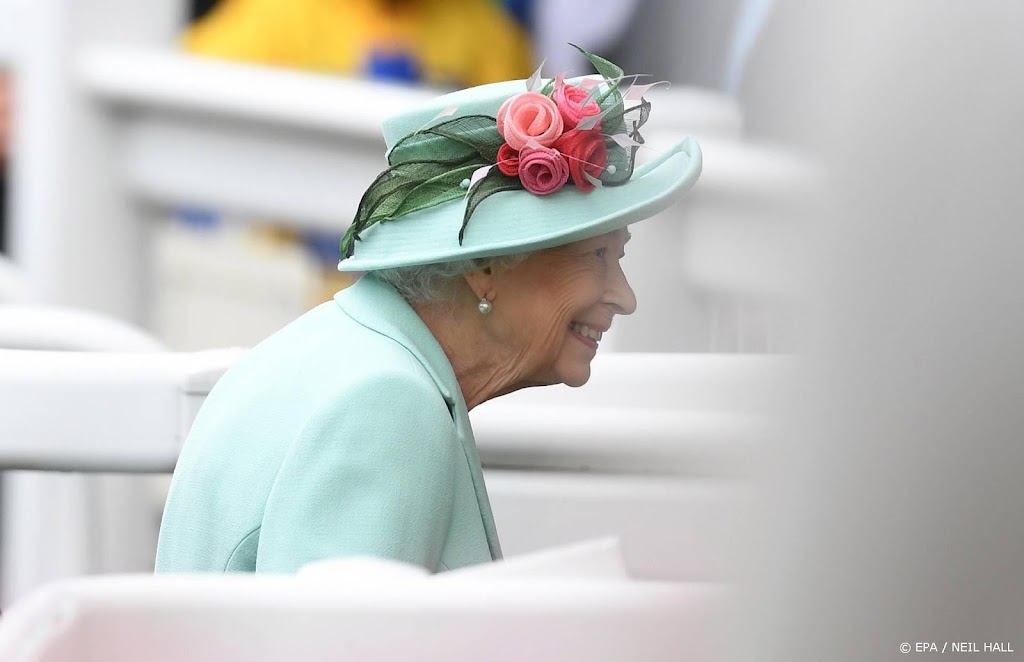 Britse premier: koningin Elizabeth zit weer achter haar bureau