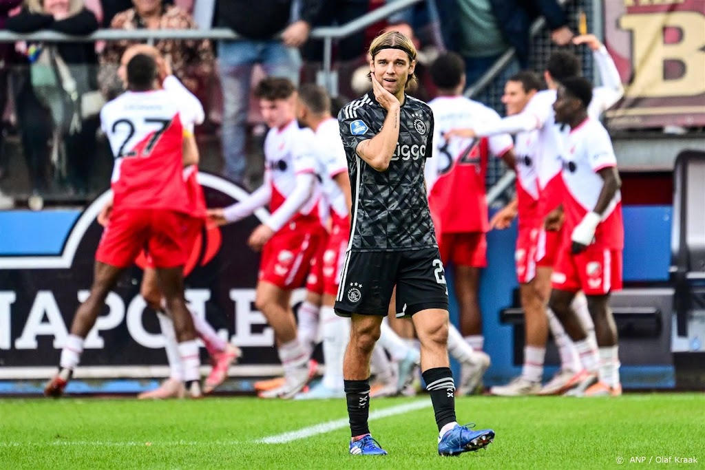 FC Utrecht duwt Ajax in tumultueus duel onder degradatiestreep