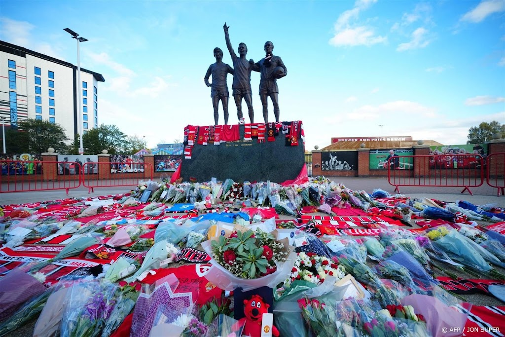 Fans brengen eerbetoon aan overleden Charlton bij Old Trafford