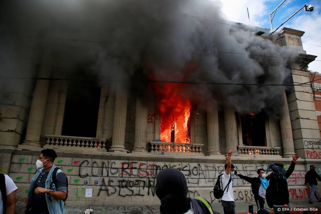 Demonstranten steken parlement Guatemala in brand