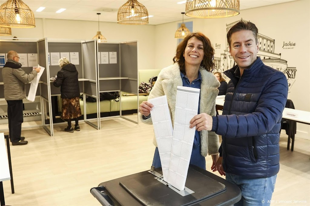 Chris Stoffer (SGP) stemt op zijn oude basisschool