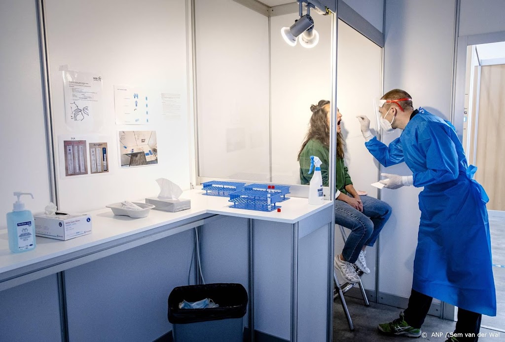 Daling van coronagemiddelde stokt na ruim twee weken