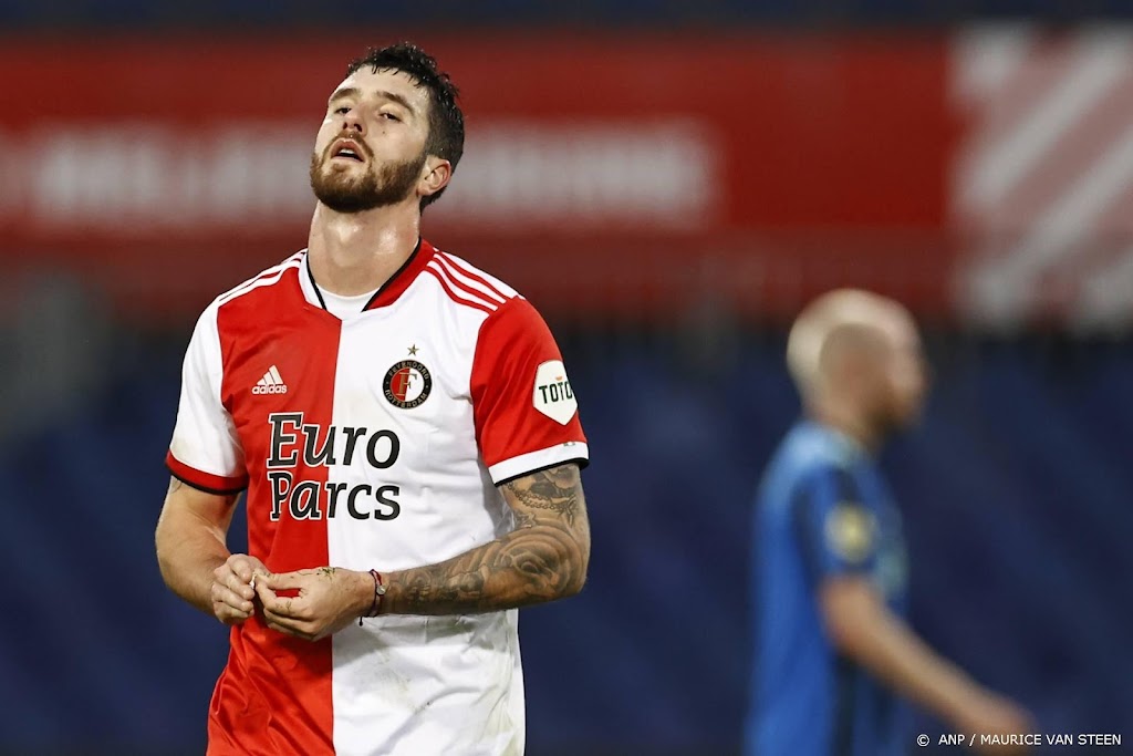 Feyenoord met Senesi in de basis tegen NEC