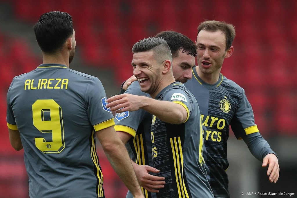 Kökcü leidt Feyenoord naar zege op NEC