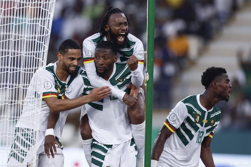Kameroen in blessuretijd naar achtste finales van Afrika Cup