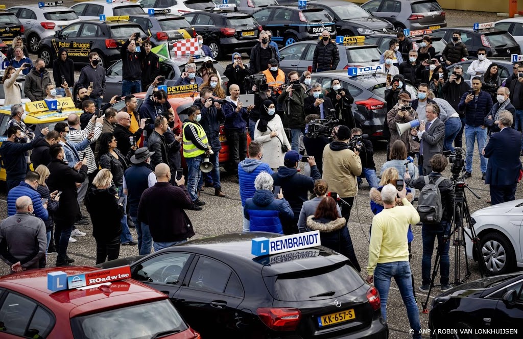 Rijschoolhouders houden demonstratie tegen coronaregels