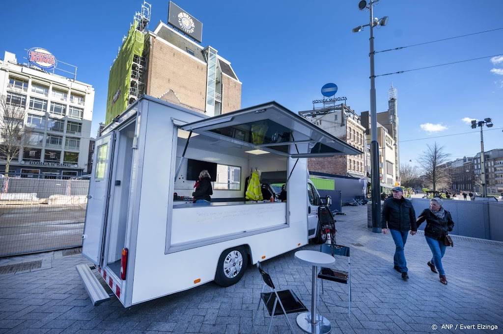 Tientallen mensen langs bij nazorgbus op Leidseplein