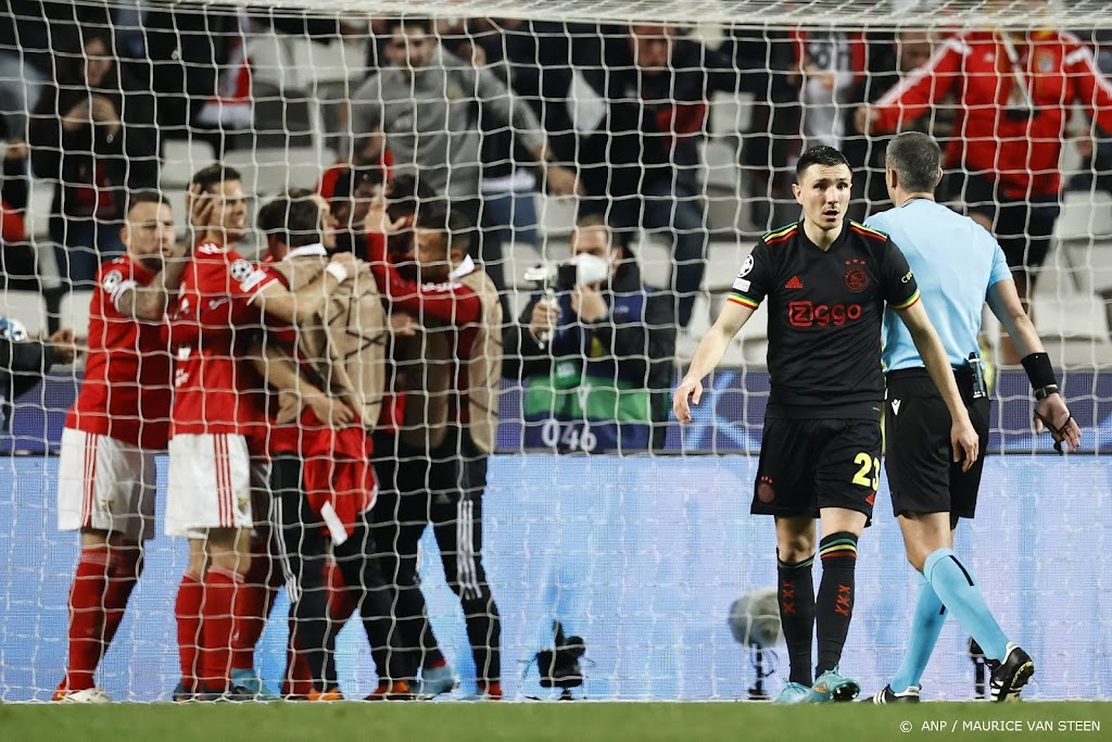 Ajax verspeelt tweemaal een voorsprong bij Benfica in CL