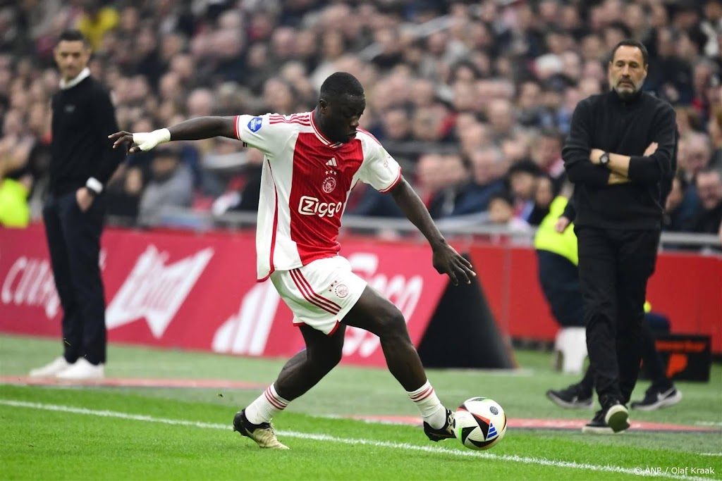 Blessure van spits Brobbey van Ajax lijkt mee te vallen