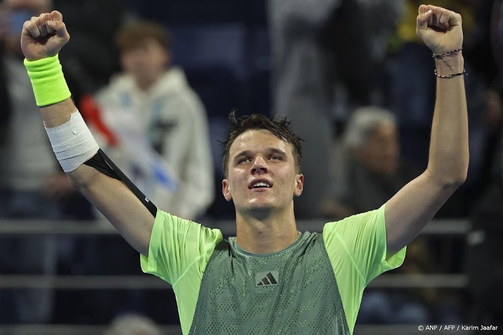 Tsjechische tennistiener Mensik (18) naar finale in Doha