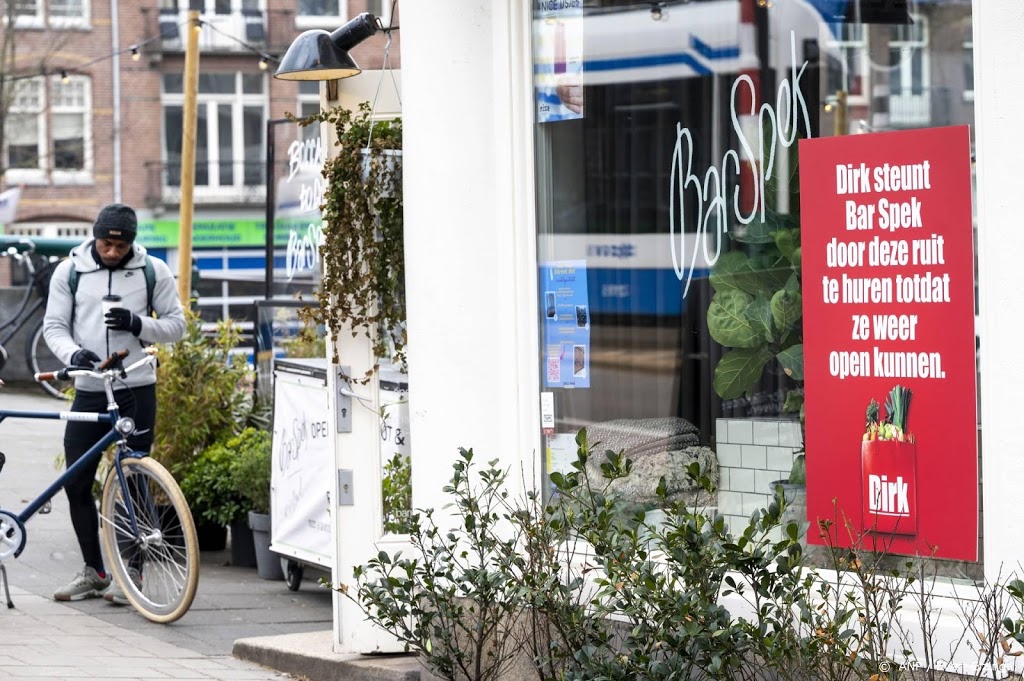 Bedrijven steunen horeca met reclame op ruit cafés en restaurants