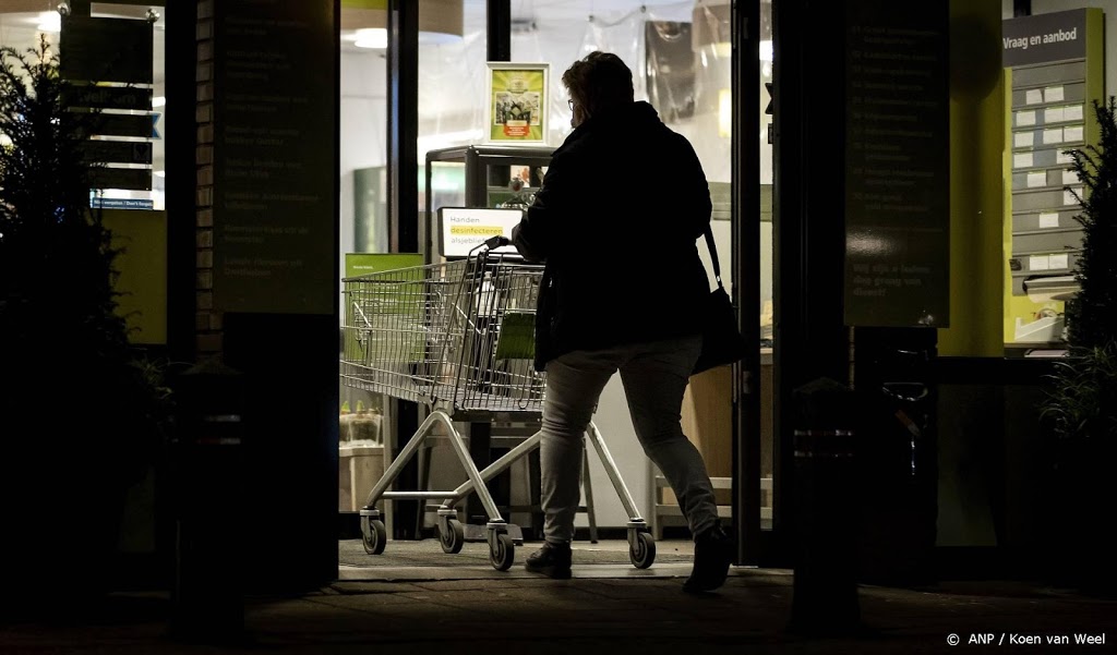 Supermarkten schuiven mee met avondklok