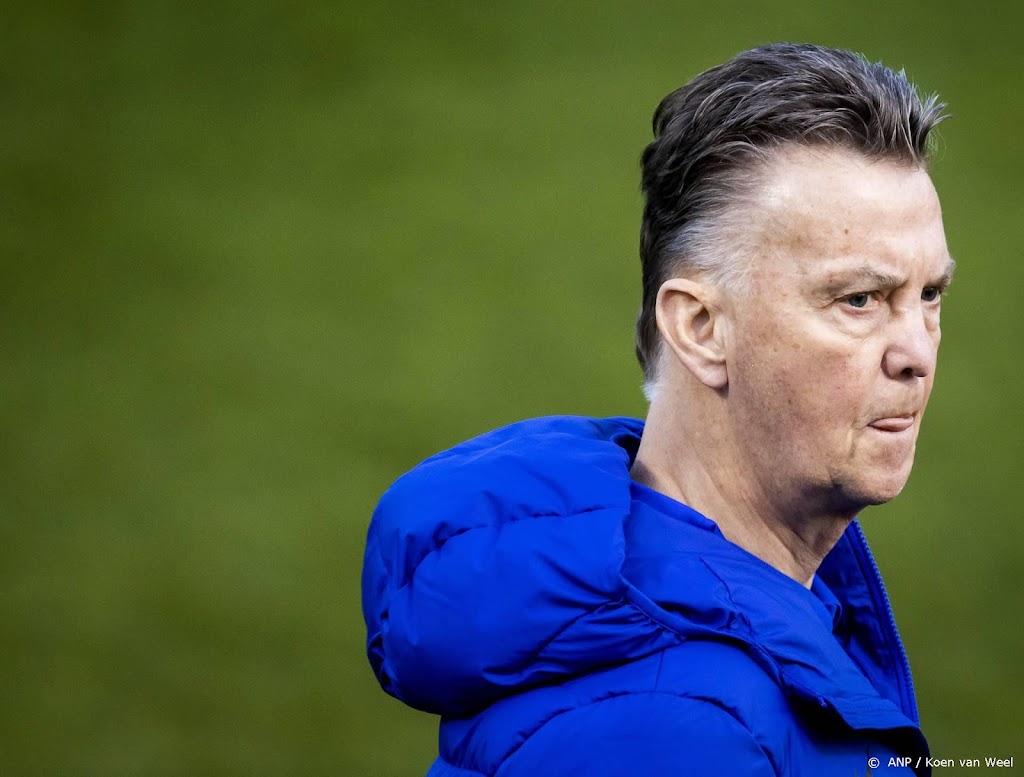 Van Gaal bekijkt training van afstand en mag snel uit isolatie
