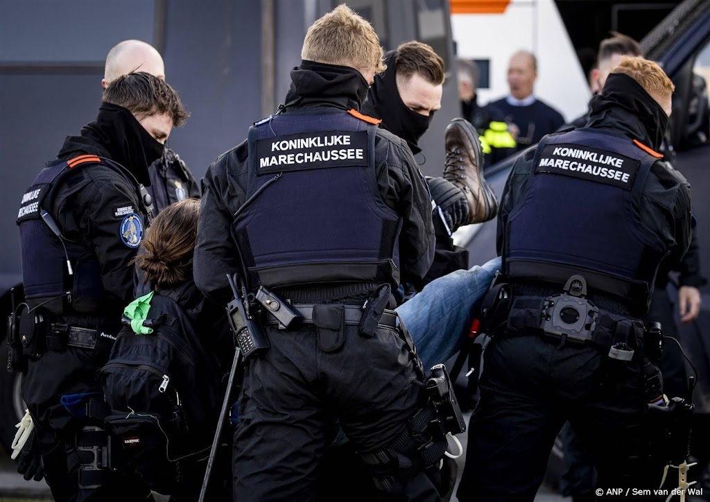 106 aanhoudingen bij klimaatprotest op Eindhoven Airport