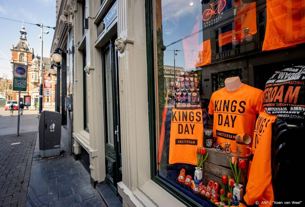 Minder Oranjemerchandise en kratjes bier voor 'Woningsdag'