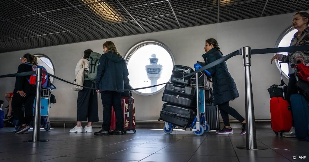 Schiphol: weer beweging in de rij, maar drukte nog tijd merkbaar