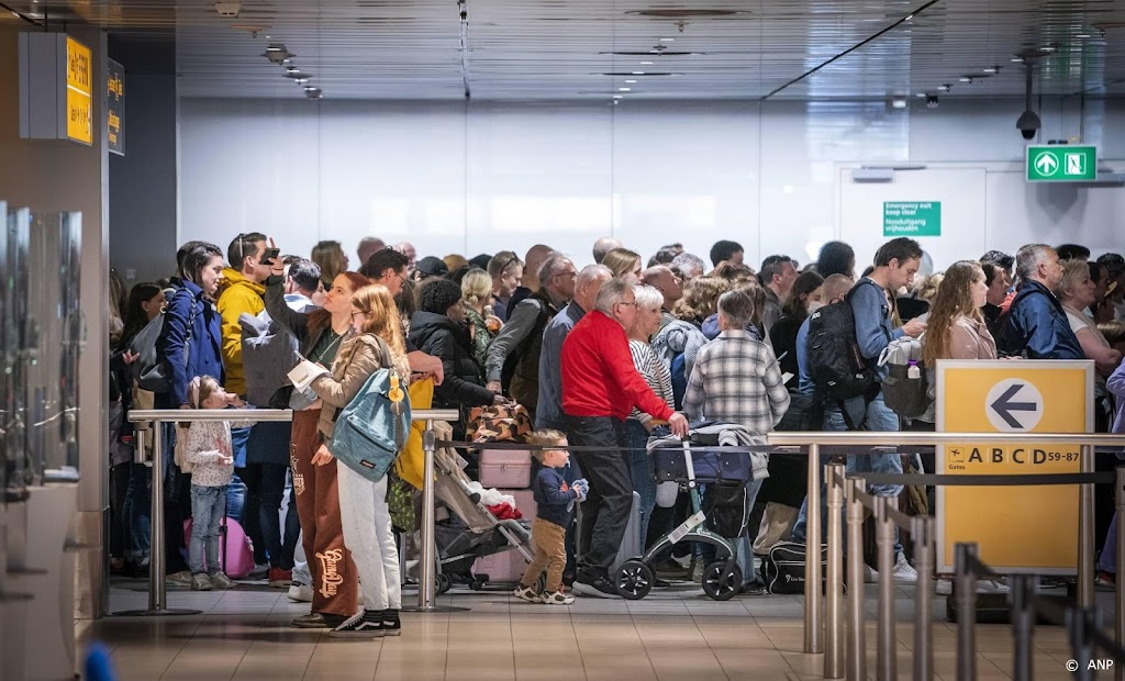 Minder druk op Schiphol, maar velen wachten nog
