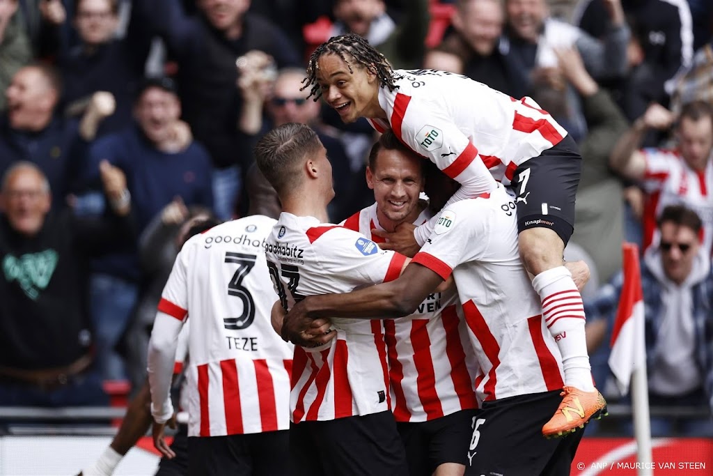 PSV klopt Ajax (3-0) en neemt tweede plaats in Eredivisie over