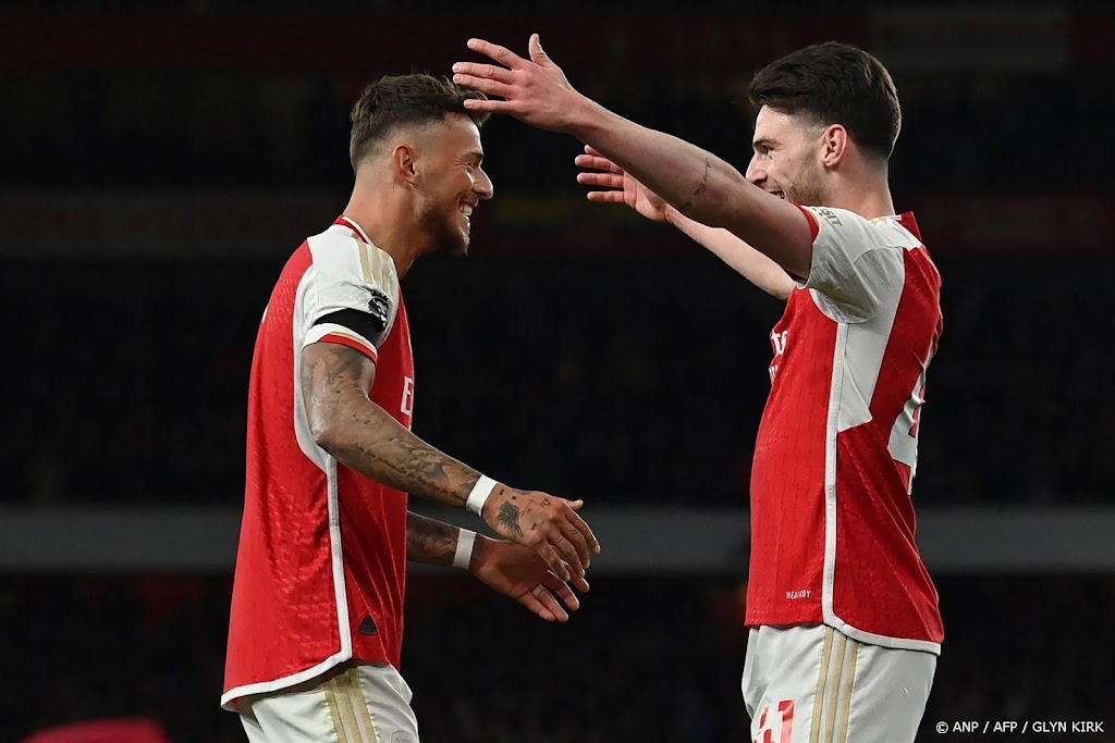Koploper Arsenal scoort vijfmaal tegen Chelsea