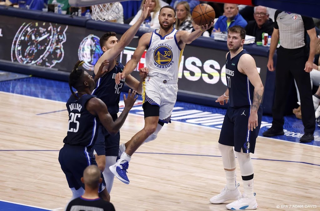 Basketballers Warriors één zege verwijderd van grote NBA-finale