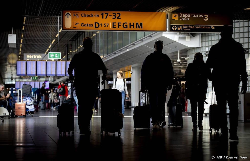 Schiphol: lange wachtrijen door minder beveiligers dan gepland