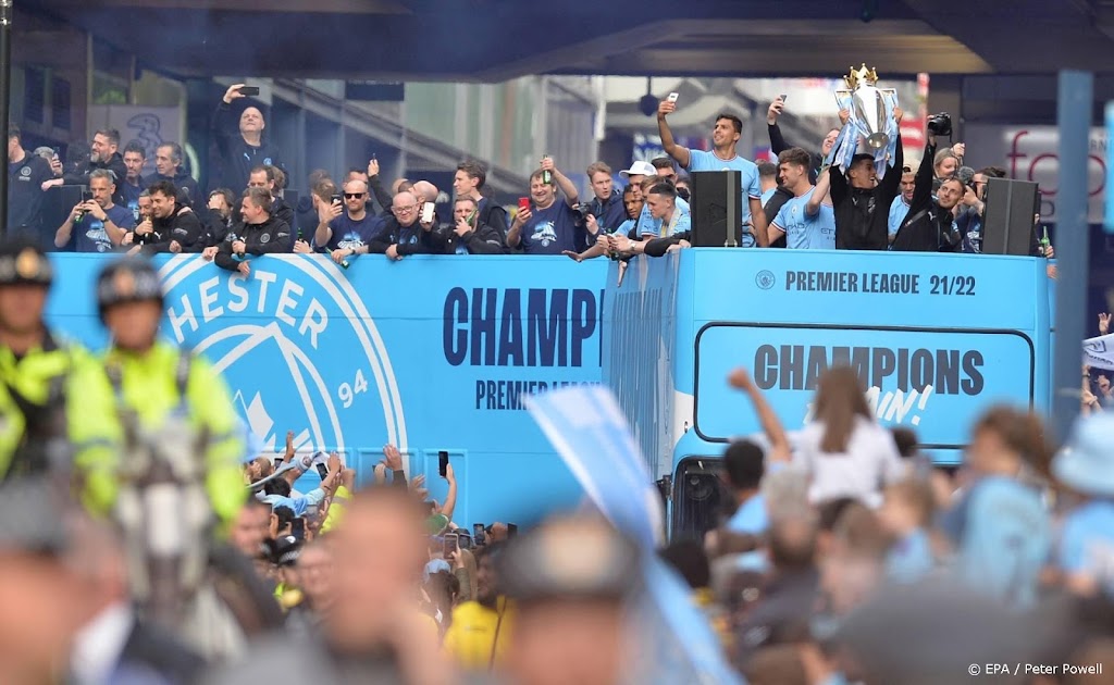 Manchester kleurt lichtblauw met bustour van kampioenen City