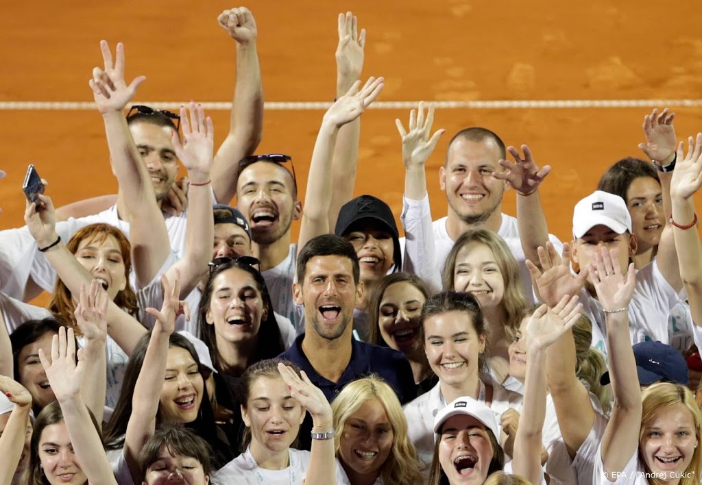 Besmette Djokovic bekritiseerd vanuit alle hoeken