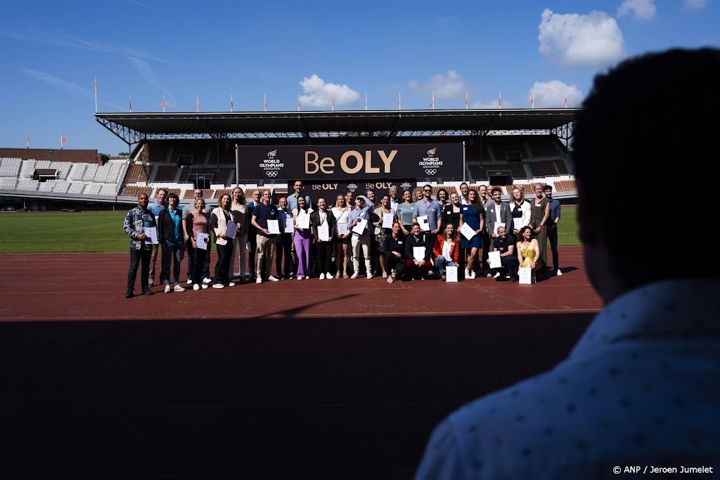 Diploma's voor oud-olympiërs in Amsterdam