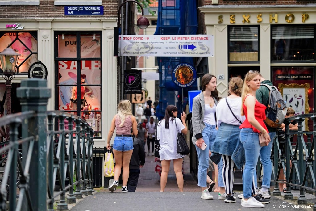 Meer handhavers en verbod alcoholverkoop op Wallen vanwege drukte