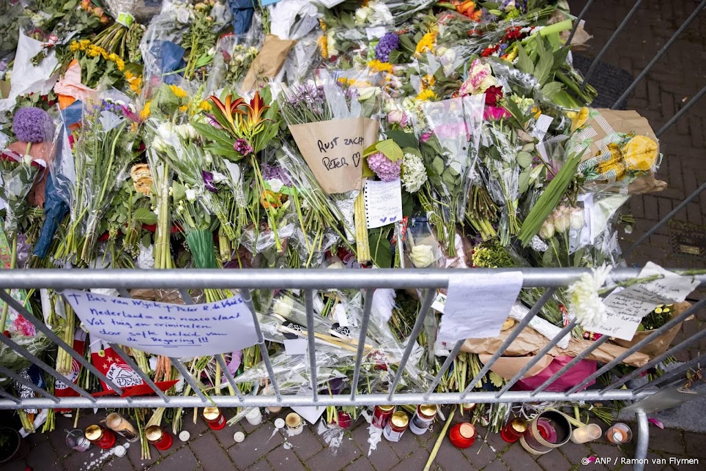 Gemeente Amsterdam haalt bloemenzee voor Peter R. de Vries weg