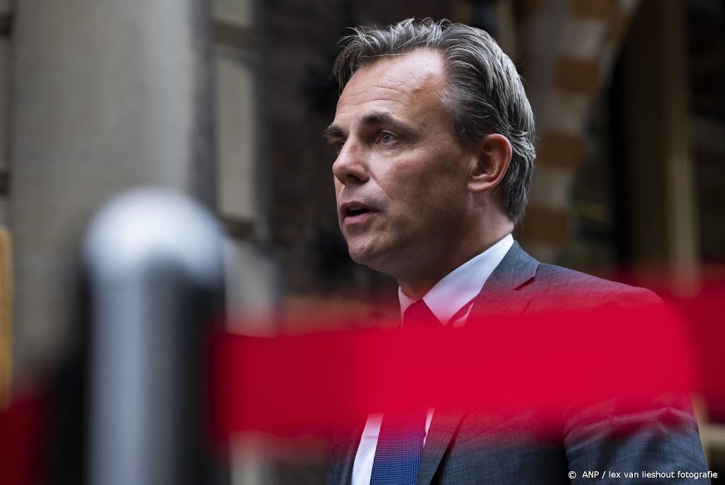 Harbers vindt het terecht dat Schiphol vliegmaatschappij betaalt