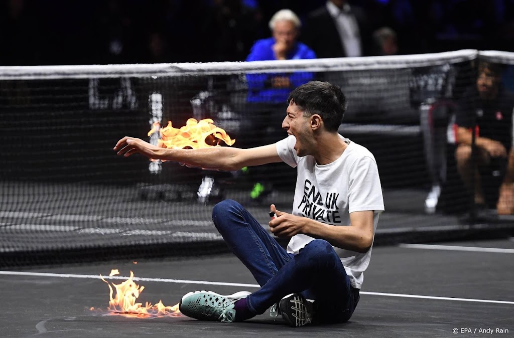Klimaatactivist steekt zichzelf op de baan in brand bij Laver Cup