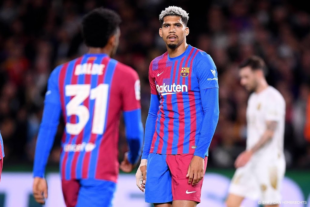 Barcelona krijgt na Depay en De Jong ook Araújo geblesseerd terug