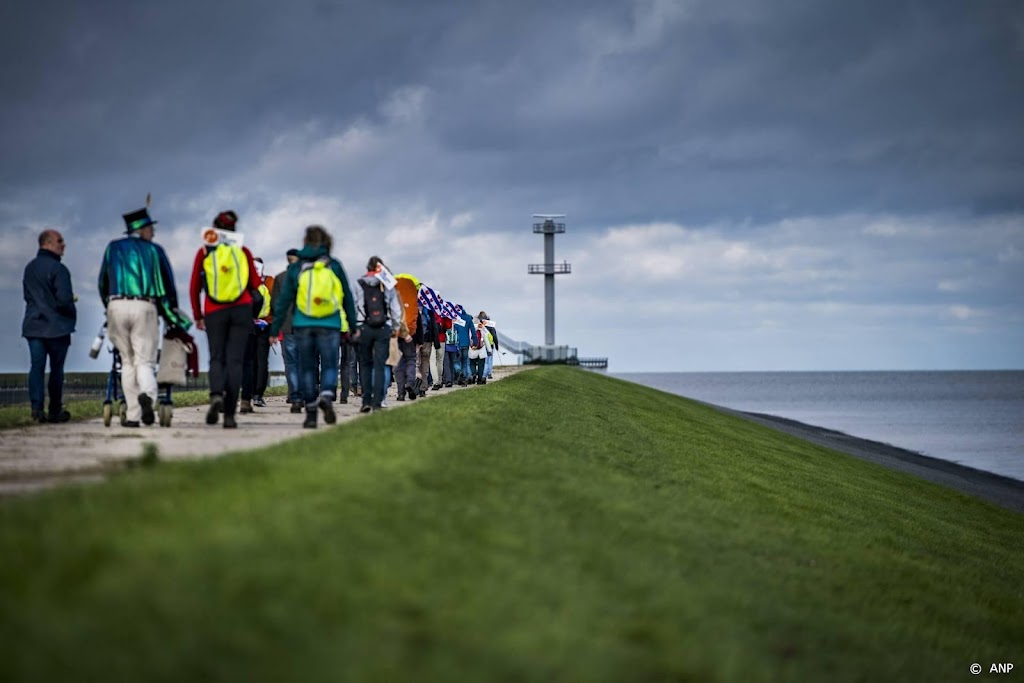 Wandelaars klimaattocht door Nederland komen aan in Rotterdam