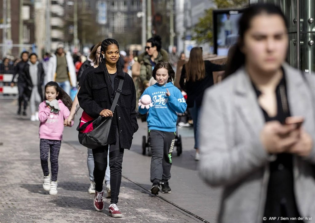 Stemming onder consumenten opnieuw iets minder negatief