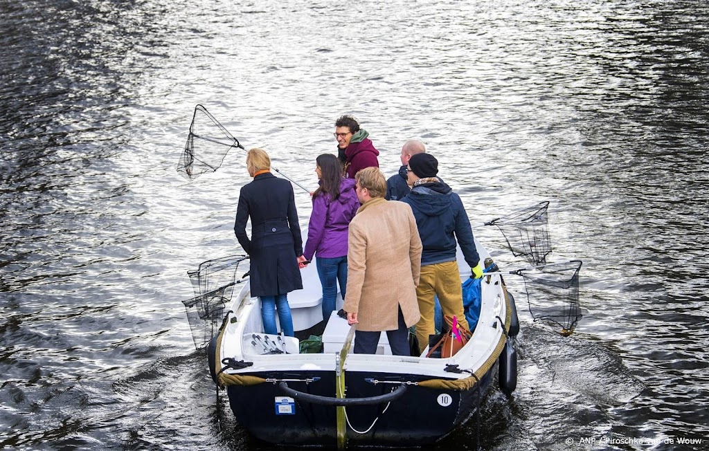 Oevers vol plastic, organisaties willen betere aanpak bij de bron