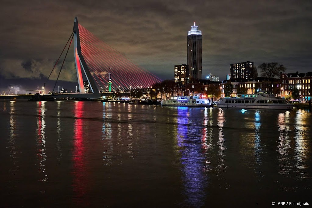 Erasmusbrug kleurt rood en blauw voor hulpverleners bij rellen
