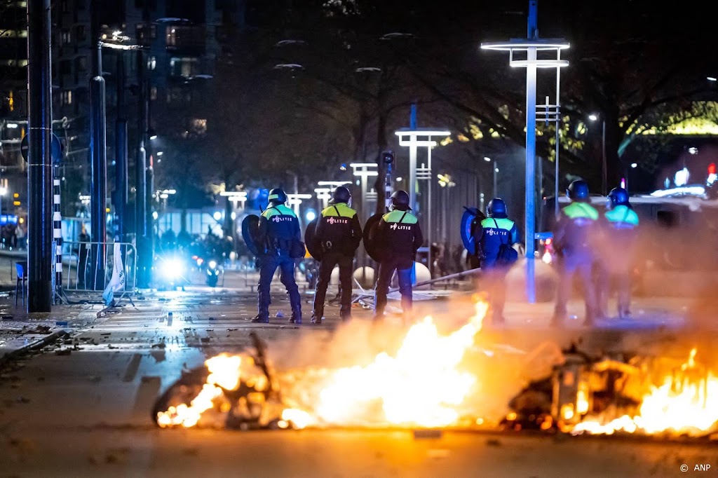 Politie vraagt om beelden rellen Rotterdam in Opsporing Verzocht