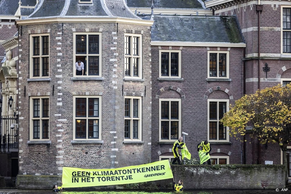 Greenpeace gaat Hofvijver in: geen klimaatontkenner in Torentje