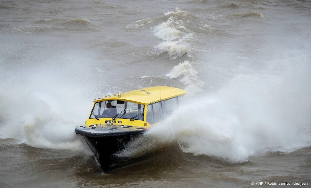 Aanvaring watertaxi en waterbus in Rotterdam, drie lichtgewonden