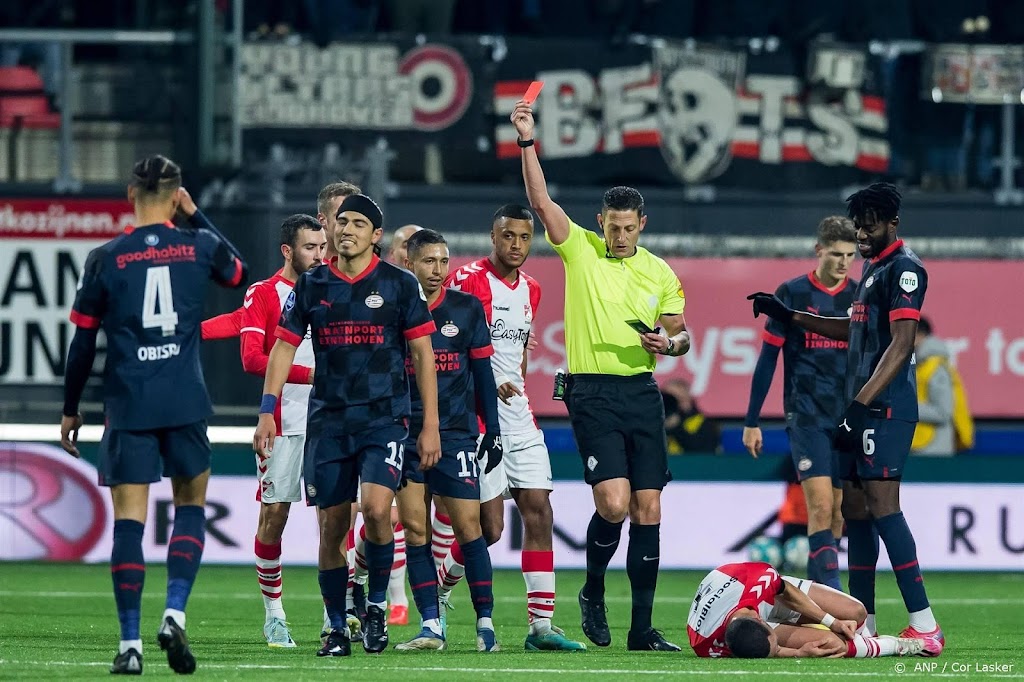 PSV verder in de problemen na nederlaag bij FC Emmen