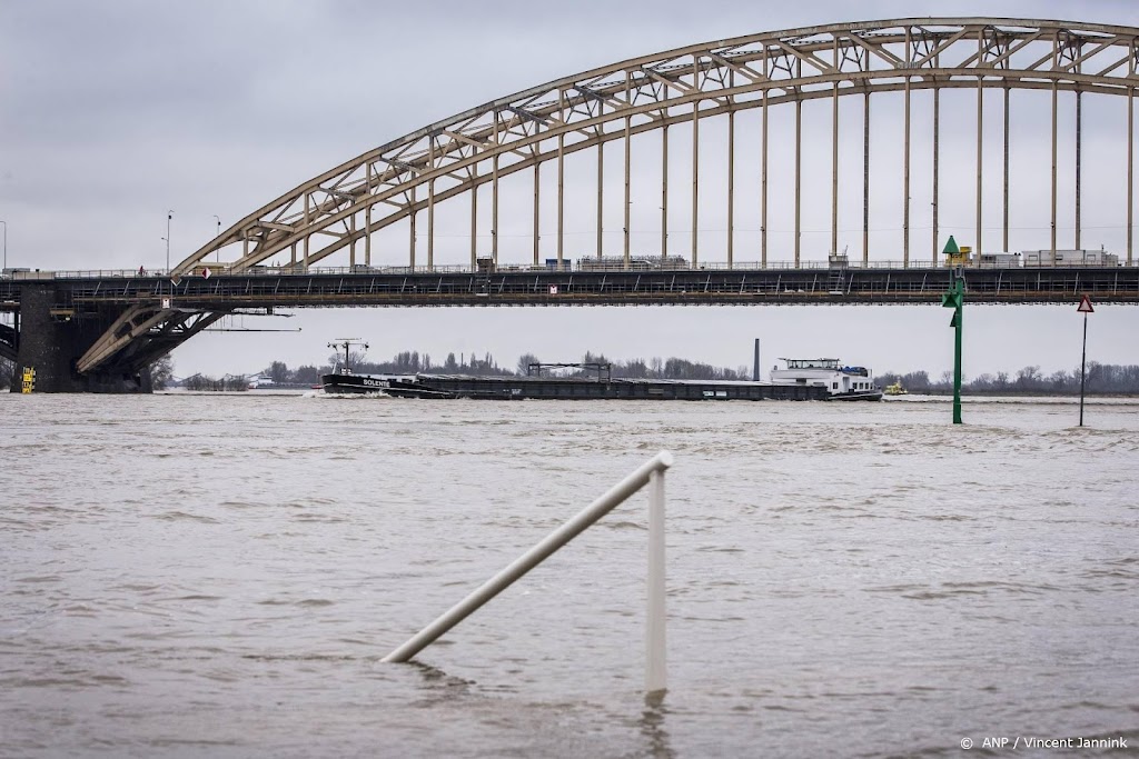 Kleine hoogwatergolf in grote rivieren