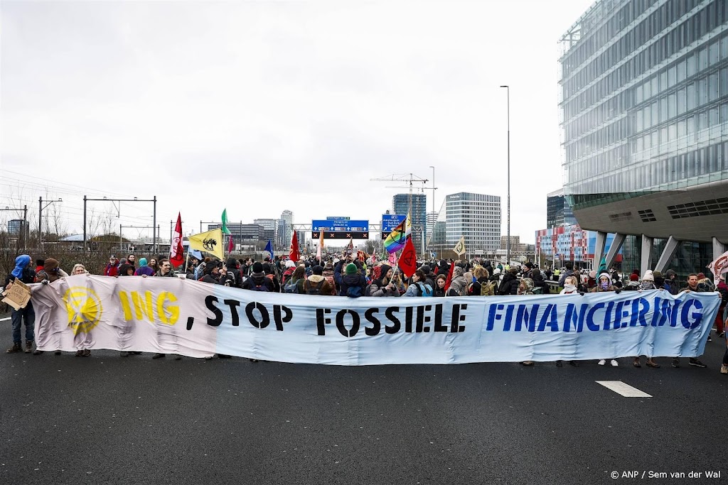 Klimaatactivisten blokkeren A10 in Amsterdam
