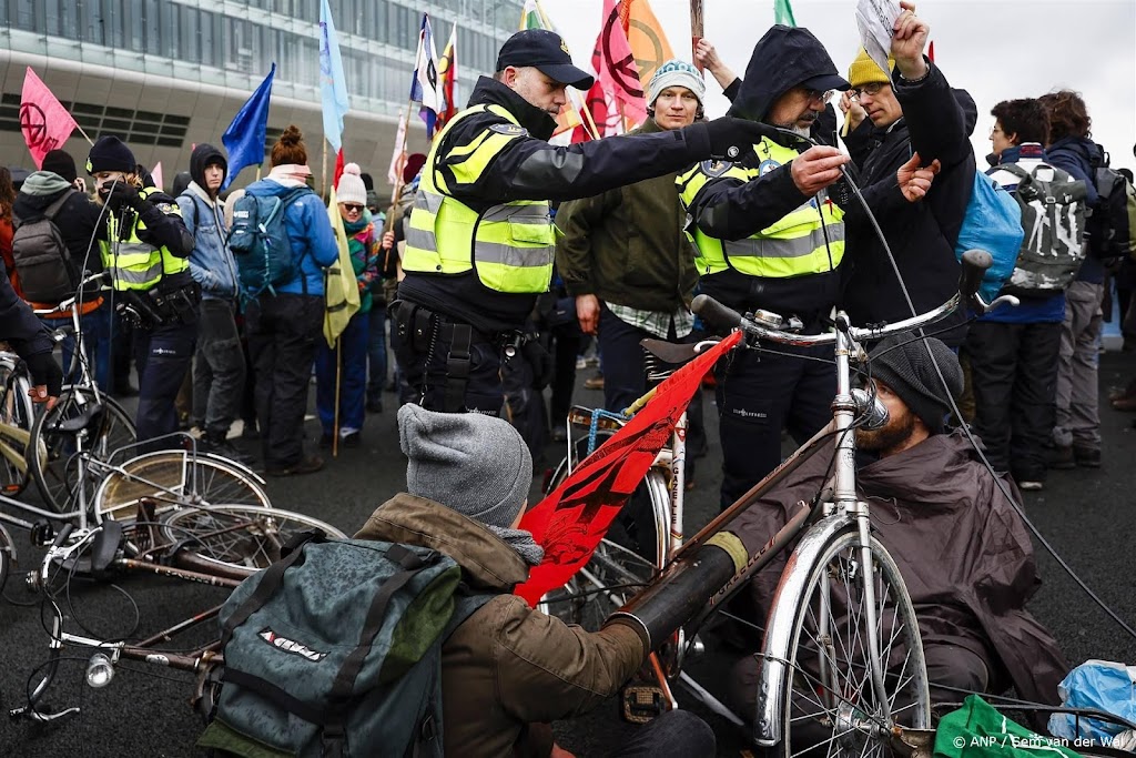 Politie houdt 17 klimaatactivisten aan bij begin blokkade A10