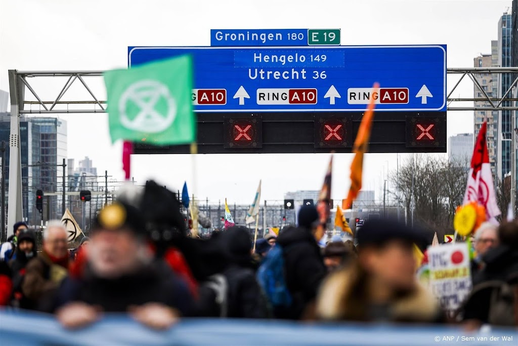 Aparte afrit blijft bij demonstratie op A10 open voor ambulances